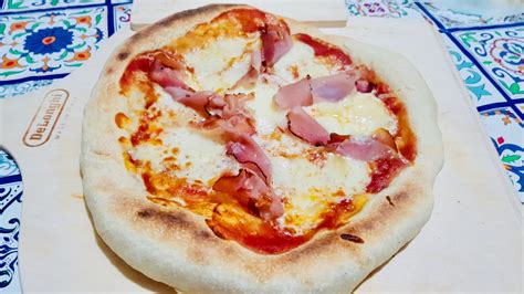 Pizza Come In Pizzeria In Cucina Con Frollina