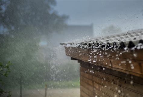 8 Common Signs Of Storm Damage [Homeowners Guide]