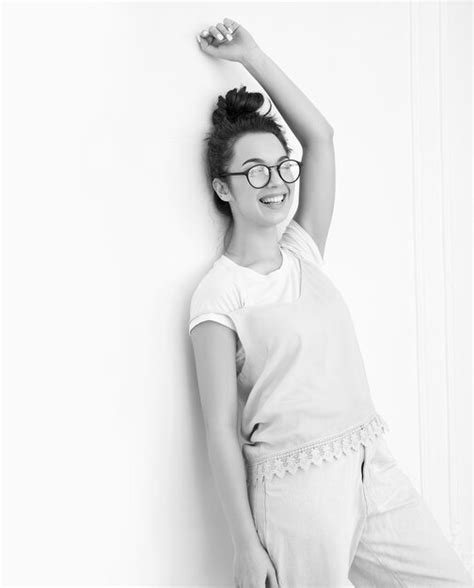 Retrato do modelo de menina jovem morena linda maquiagem nude em roupas de verão colorido