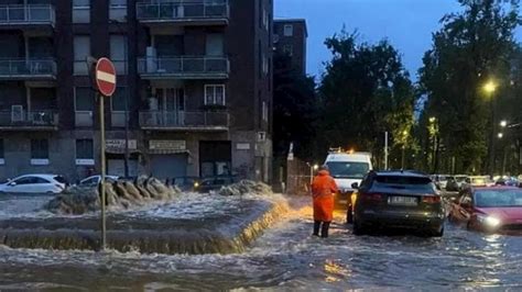 Violento Nubifragio Notturno A Milano Esondato Il Seveso Strade