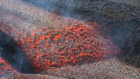 La colada del volcán de La Palma supera ya el kilómetro de ancho en