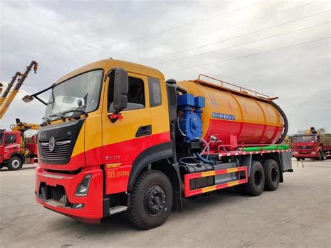 Multi Functional Cleaning And Suction Truck With Auxiliary Engine High