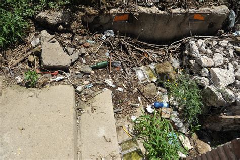 POZZUOLI Rifiuti E Degrado Allombra Del Rione Terra LE FOTO