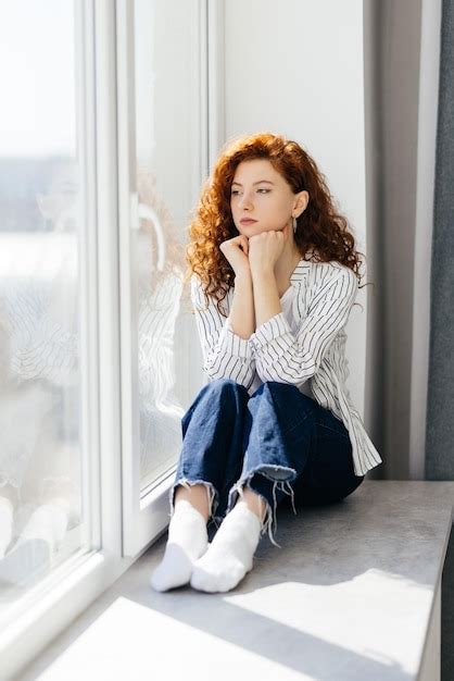 Jeune Femme Triste Aux Cheveux Rouges Est Assise Sur Le Rebord De La