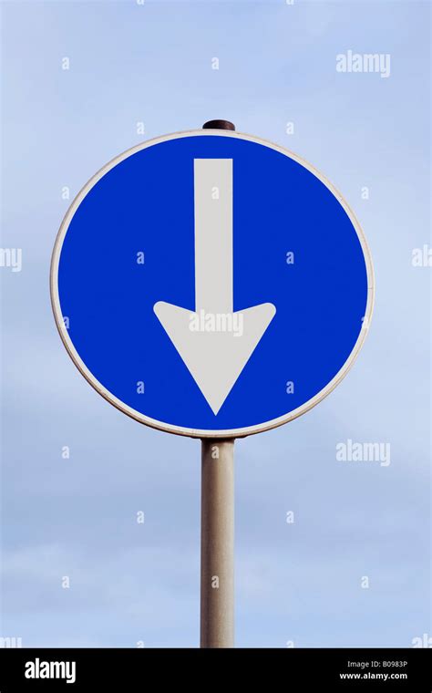 Traffic sign arrow pointing down hi-res stock photography and images - Alamy