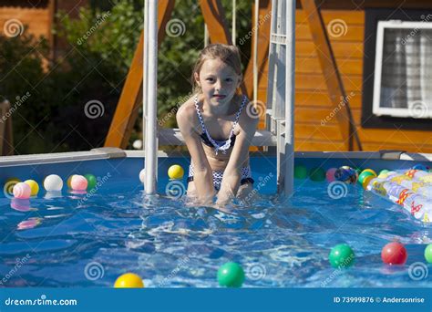 Szczęśliwa Mała Dziewczynka W Bikini Pływackim Basenie Zdjęcie Stock