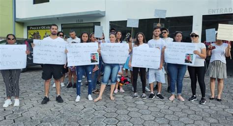 Amigos e familiares homenageiam e pedem justiça pela morte de