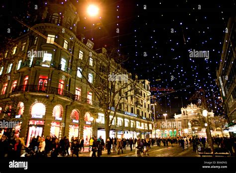 Bahnhofstrasse and central station with christmas lights in Zurich ...