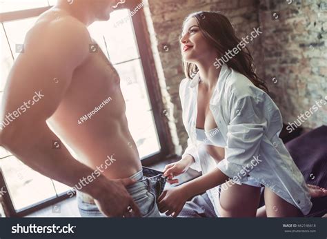 Leidenschaftliches Paar Im Schlafzimmer Hat Sex Stockfoto Shutterstock