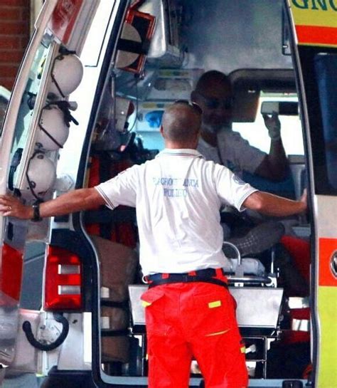 Fuori Strada Con La Vettura Finisce Nella Scarpata