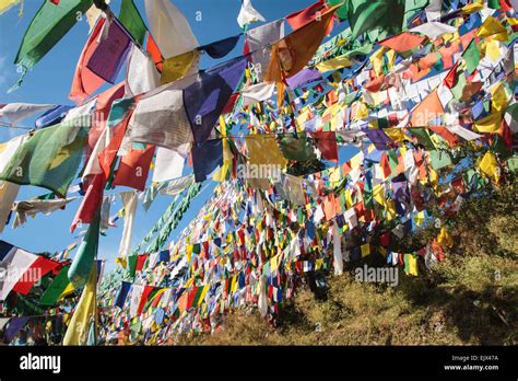 Banderas de oración tibetano en el domicilio del gobierno de exiliados