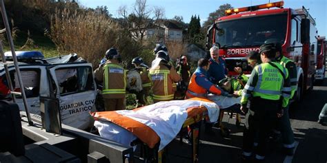 Un camión cisterna arrolla un coche de la Guardia Civil en la AP 9 en Vigo