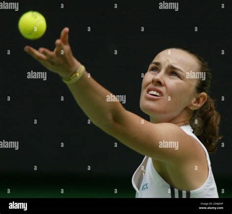 Martina hingis sirve a monica seles fotografías e imágenes de alta