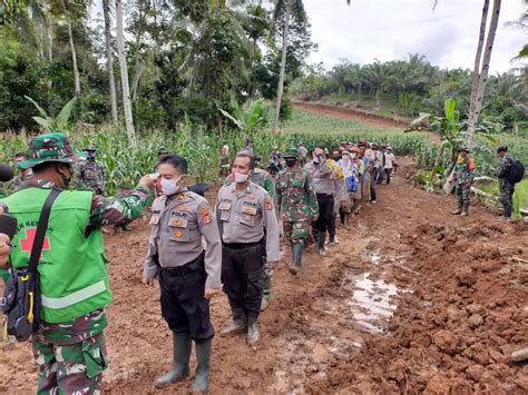 Tim Kesehatan Satgas Cek Suhu Tubuh Prajurit TMMD Ke 108 Kodim 0424