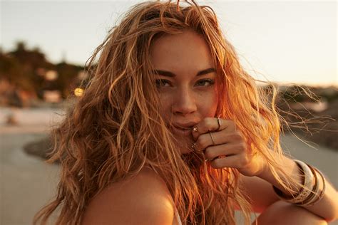 How To Do Beach Waves Best Products For Beachy Hair The Daily Dish