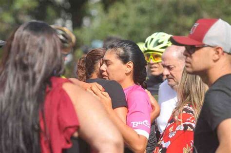 Corpo De Ciclista Atropelado Escoltado Por Mais De Amigos De