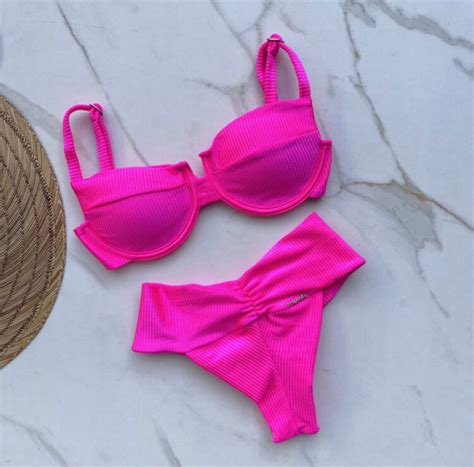 8 Hot Sexy Lary Bikini Pics