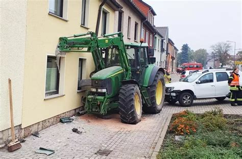 Prawdziwa DEMOLKA Rolnik w ciągniku uszkodził dwa auta i cztery domy