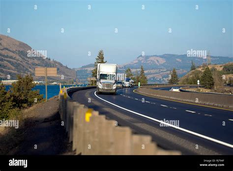 Big Rig Poderoso Blanco Semi Cami N Tractor Transportar Mercanc As En