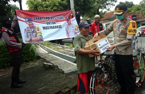 PEMBAGIAN SEMBAKO BAGI WARGA TERDAMPAK COVID 19 ANTARA Foto