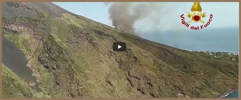 Paura A Stromboli Le Fiamme Lambiscono Le Case L Incendio Forse