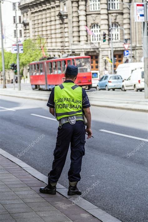 Un Polic A De Tr Nsito Trabajando En El Distrito De Nemanjina Y La