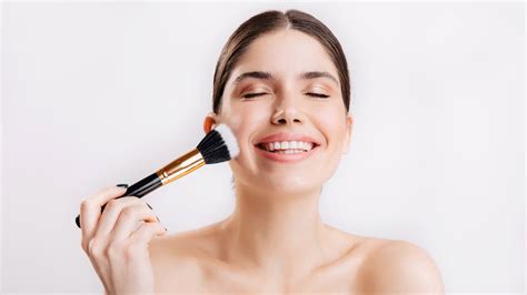 गर्मियों में बेस मेकअप को मैट बनाने के लिए इन टिप्स की लें मदद How To Make Base Makeup Matte