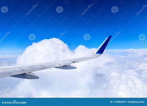 Avión Que Vuela a Gran Altura Y Hermosas Nubes De Alta Altitud Foto de