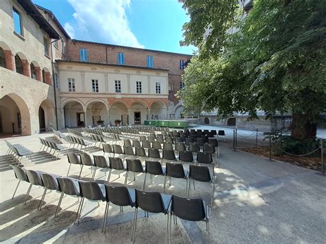 Ionoi Al Broletto Di Pavia Lo Spettacolo Teatrale Della Compagnia