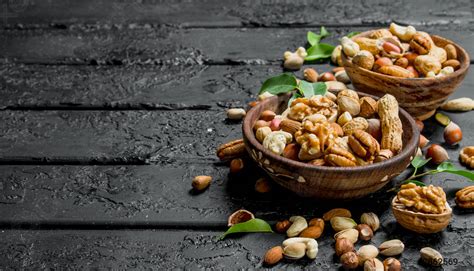 Surtido De Diferentes Tipos De Nueces En Cuencos Foto De Stock