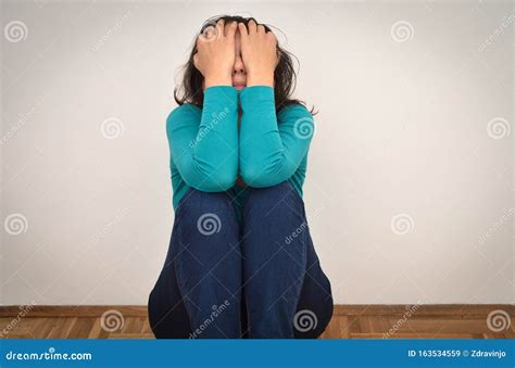 Femme D Prim E Et Triste Les Mains Sur Le Visage Image Stock Image