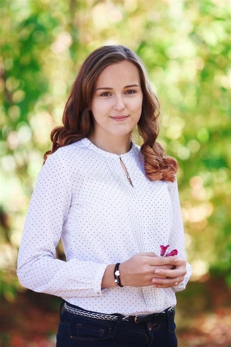 Mulher Bonita Nova Menina De Sorriso Do Adolescente Da Beleza No Parque