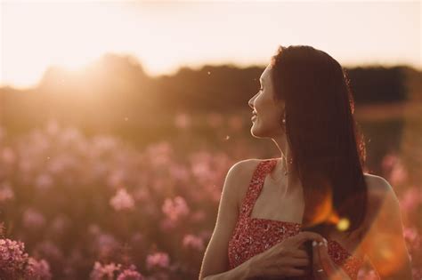 Menina No Campo De Flores Desabrochando Sally Ao P R Do Sol Flores