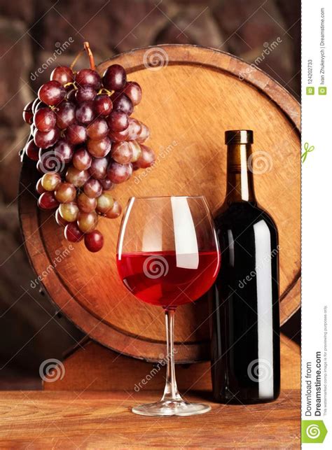 Vinho Vermelho Ainda Vida Vidro E Garrafa Do Vinho Tinto Das Uvas