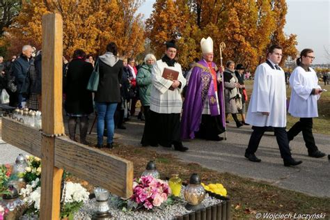 Wszystkich Świętych i Dzień Zaduszny Biskupi poprowadzą procesje na