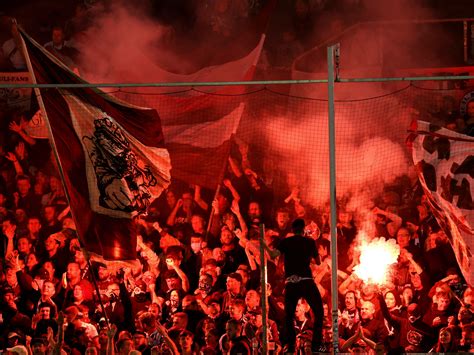 „traurig Für Den Fc St Pauli“ Kiezklub Kämpft Gegen Gewalt In Den