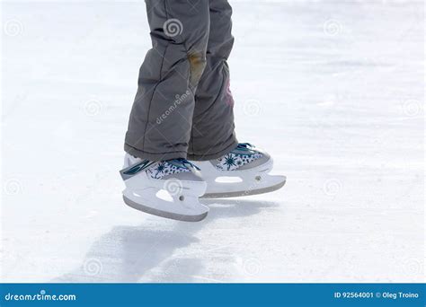 Pies Que Patinan En La Pista De Hielo Imagen De Archivo Imagen De