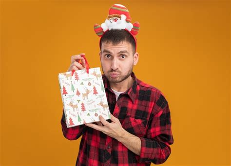 Jovem Homem Caucasiano Impressionado Usando Uma Faixa De Papai Noel