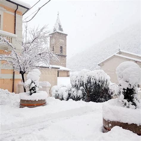 Gelo In Italia Neve Ghiaccio Scuole Chiuse Strade Bloccate