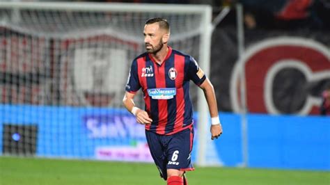 Crotone Calcio Gigliotti Si Candida Ad Essere Il Nuovo Capitano Della