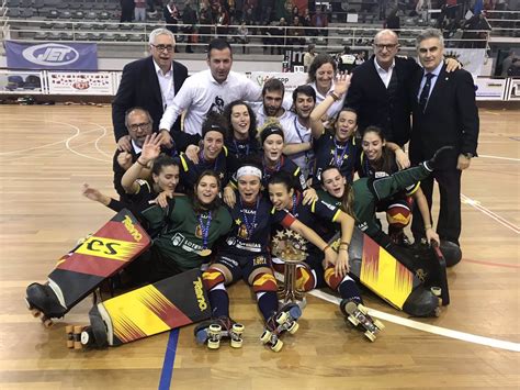 La selección española femenina de hockey patines campeona de Europa