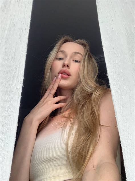 Pale Face And Sexy Lips Can Hook U Up Rpalebeauties