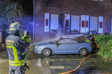 Krefeld Audi Cabriolet In Flammen Feuer Auf Wohnhaus Ausgeweitet