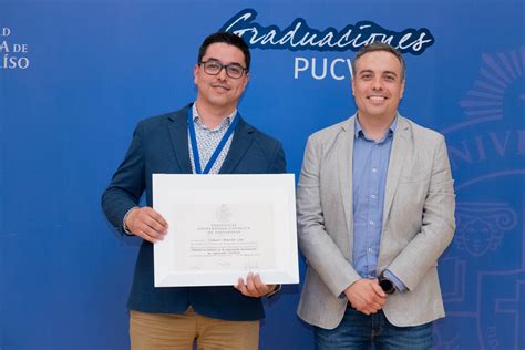 Ceremonias de entrega de diplomas de título y grado Alumnos titulados