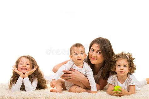 Maman Heureuse Avec Trois Enfants Image Stock Image Du Embrassement