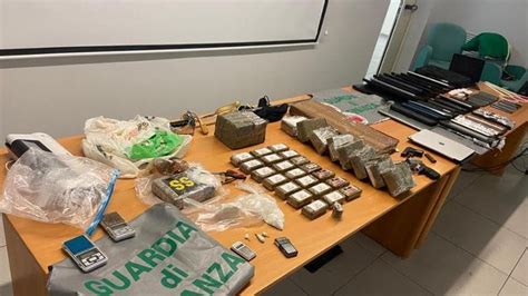 Trovato In Possesso Di Droga E Armi Arrestato Insospettabile Aveva