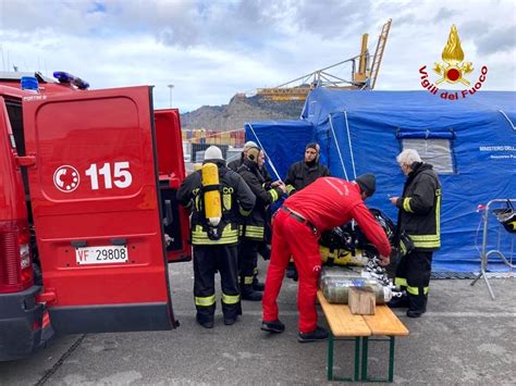 Nave In Fiamme Al Porto Di Palermo