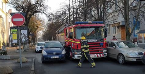 Un Echipaj De Pompieri Blocat De Masinile Parcate Neregulamentar Video