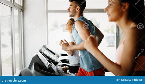 Imagem Dos Povos Que Correm Na Escada Rolante No Gym Foto De Stock