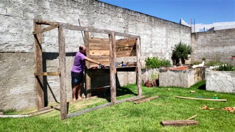 Construção do galinheiro mais barato feito paletes para pequenos